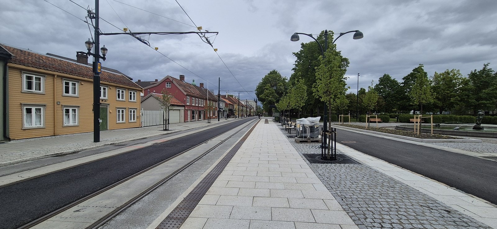 Ved Ilaparken er det gode kollektivforbindelser med trikk og busstopp både mot sentrum og Bymarka. Galleribilde