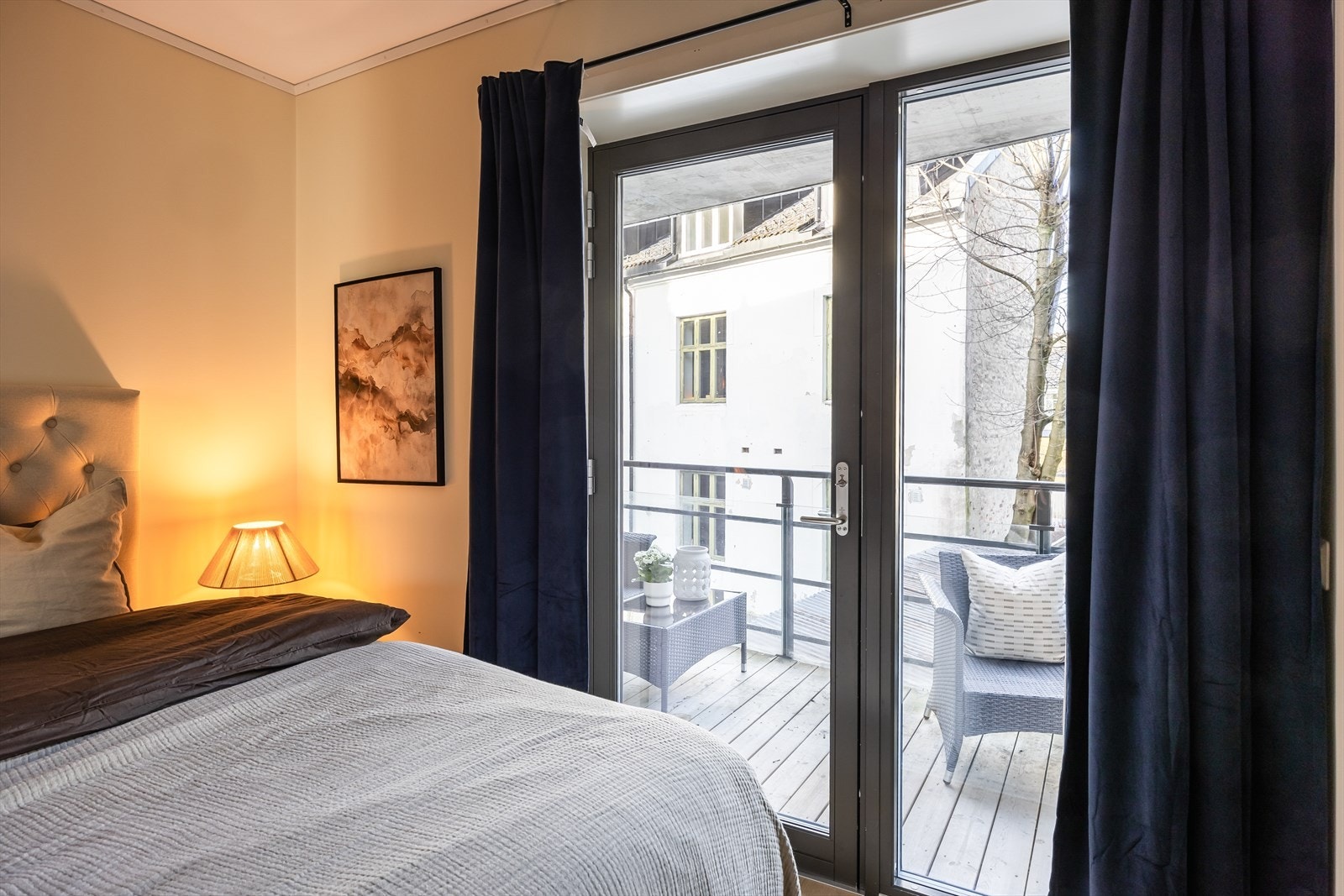 Fra hovedsoverommet har du også utgang til leilighetens største balkong. Galleribilde