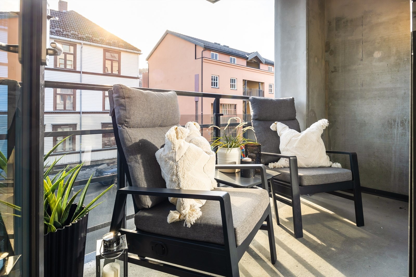 Leiligheten har to overbygde verandaer, hvorav dette er den minste på 5 m² og ligger sørvendt. Galleribilde