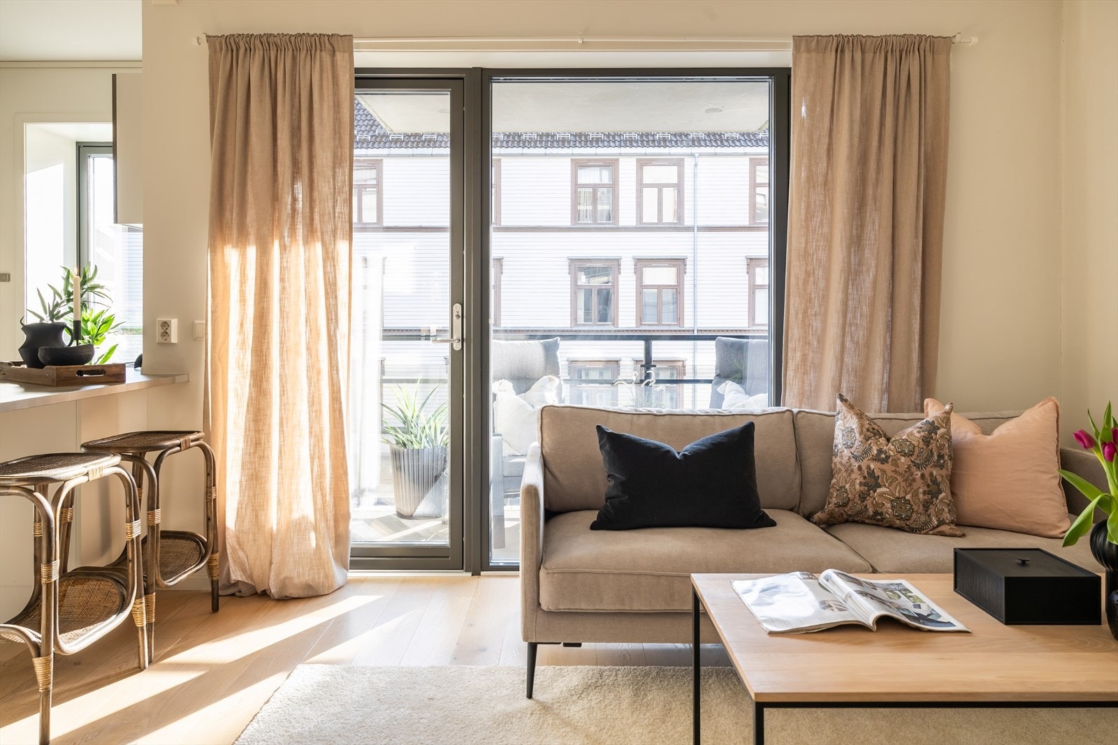 Leilighetens første veranda ligger i direkte tilknytning til stuen. De rause vindusflatene og dype vinduskarmene sørger for rikelig med naturlig lysinnslipp. Galleribilde