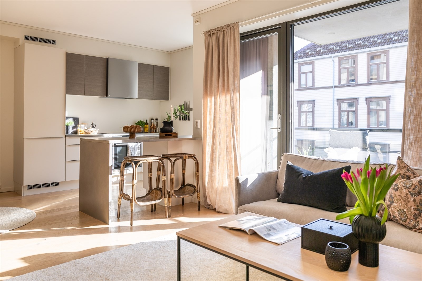 Den åpne stue- og kjøkkenløsningen er på 28 m². Galleribilde