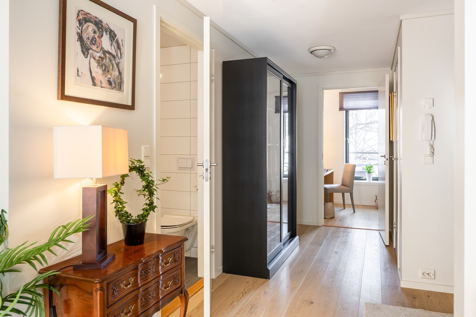 Leiligheten disponerer én innvendig bod på 4,4 m² og én bod i kjeller på 5 m² for praktisk oppbevaring. Galleribilde