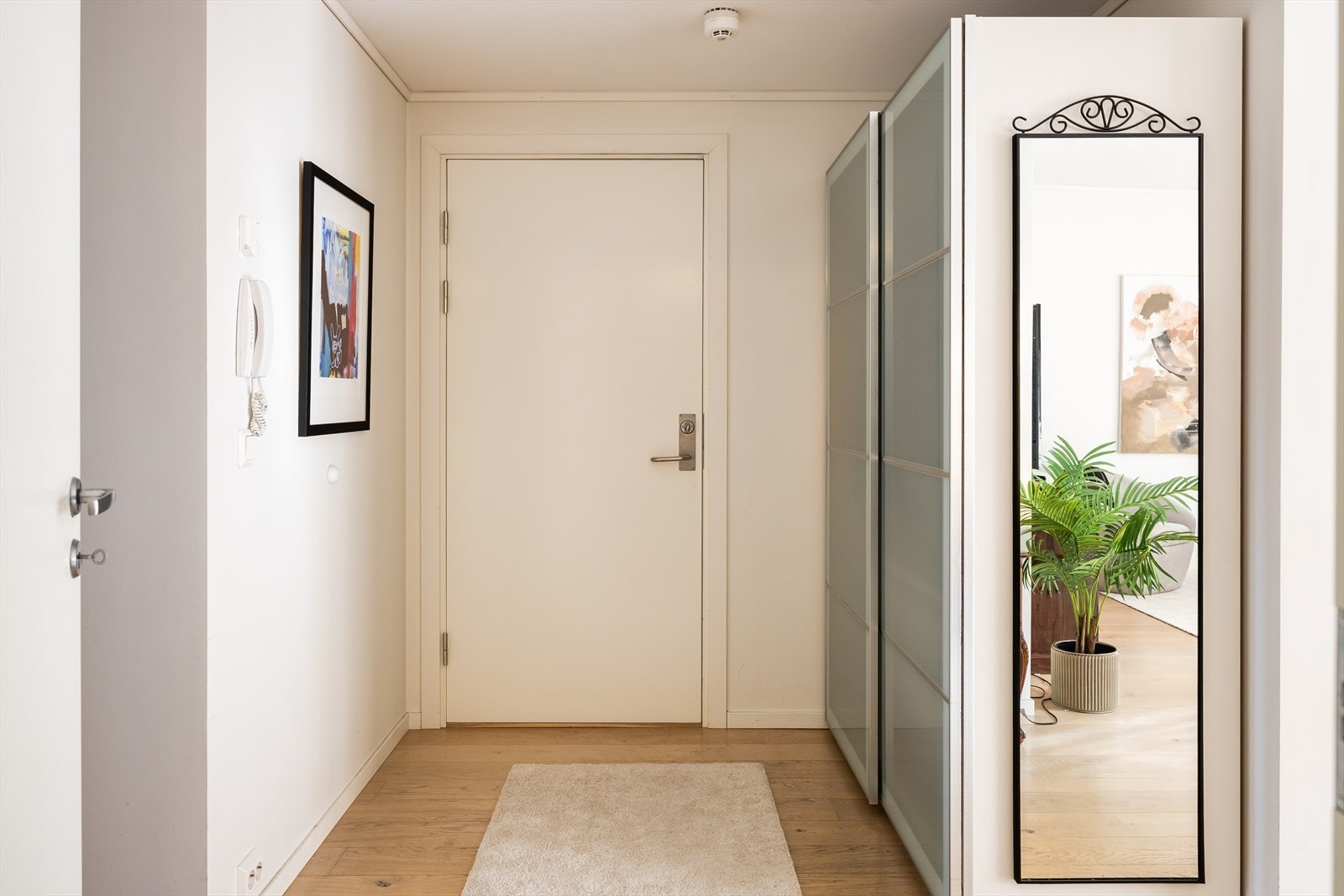 Romslig éntre på 10,5 m² med god plass til praktisk oppbevaring av yttertøy og sko. Garderobeskapene medfølger handelen. Galleribilde