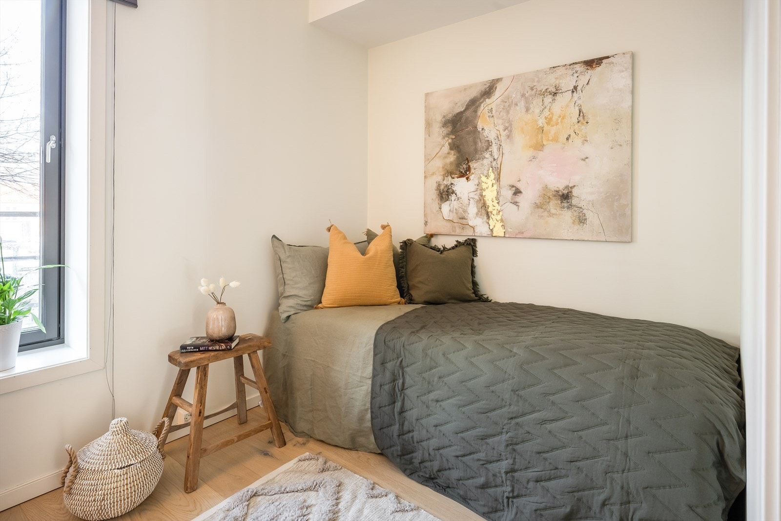 Det andre soverommet er på 7 m². Begge soverommene ligger vendt ut mot bakgård. Galleribilde