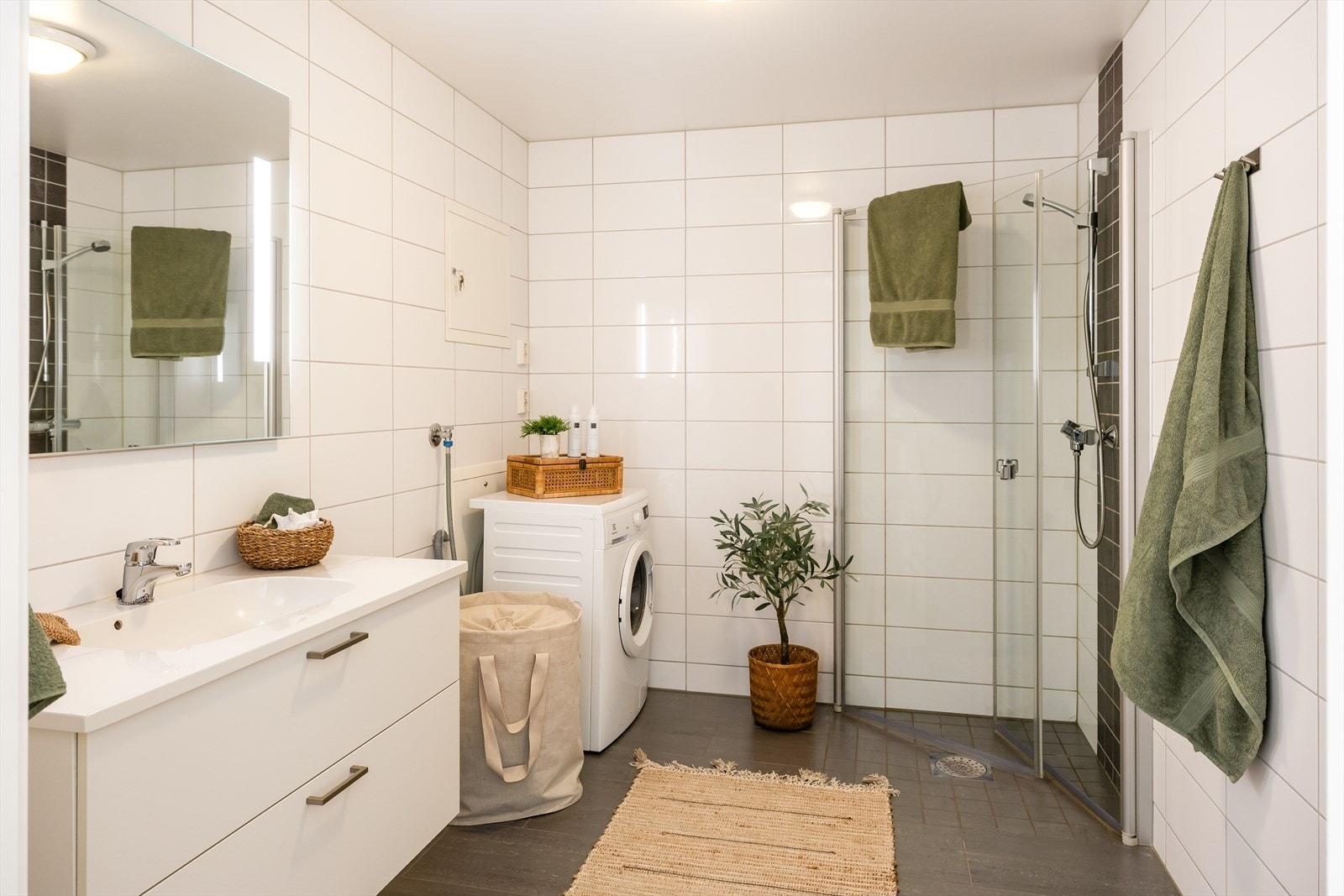 Flislagt bad på 6,5 m² fra 2016 med gulvvarme. Badet er vurdert til tilstandsgrad 1 av takstmann, med unntak av fuktsøk som er vurdert til tilstandsgrad 0. Galleribilde