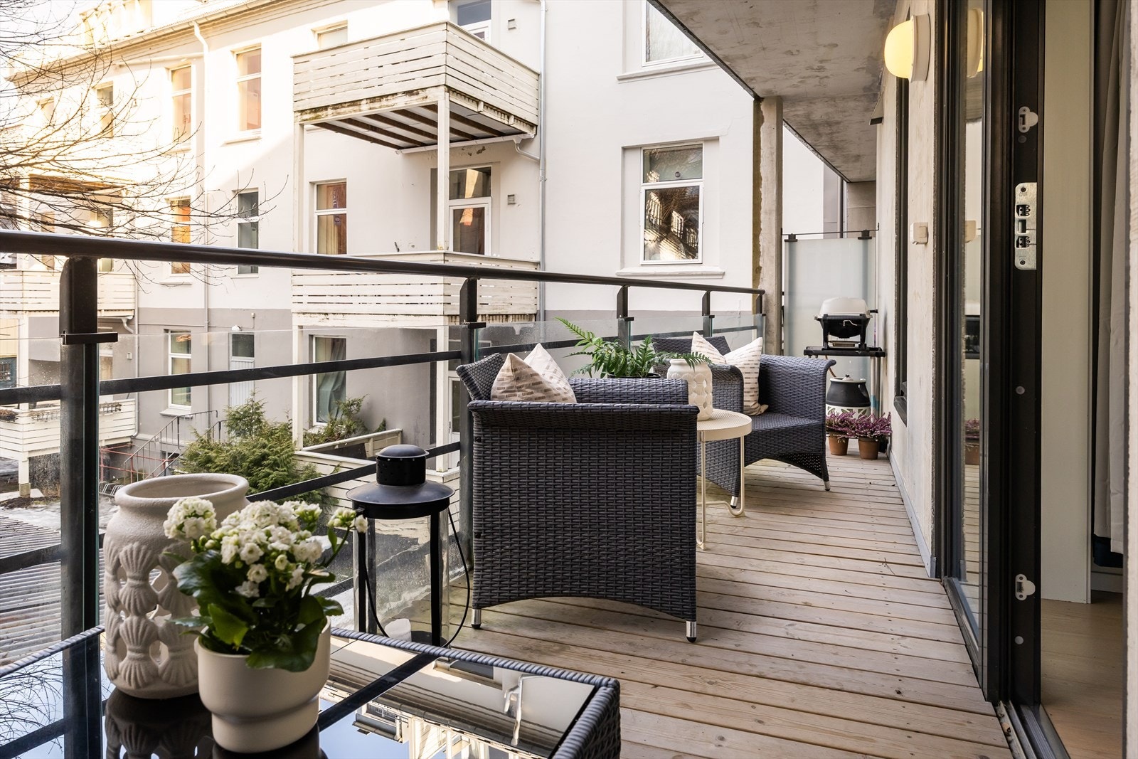 Verandaen er overbygd og ligger vendt ut mot bakgård. Galleribilde