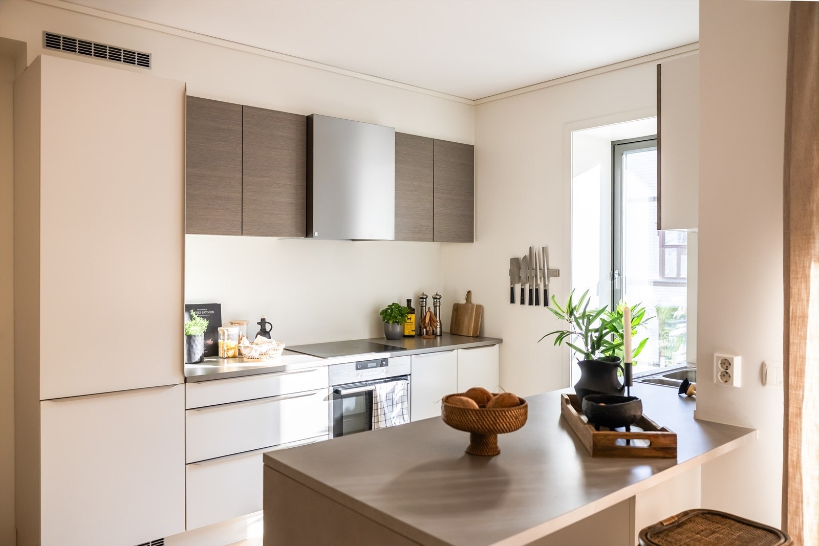 Moderne kjøkken fra 2016 og holder en pen standard og er vurdert til tilstandsgrad 1 av takstmann. Galleribilde