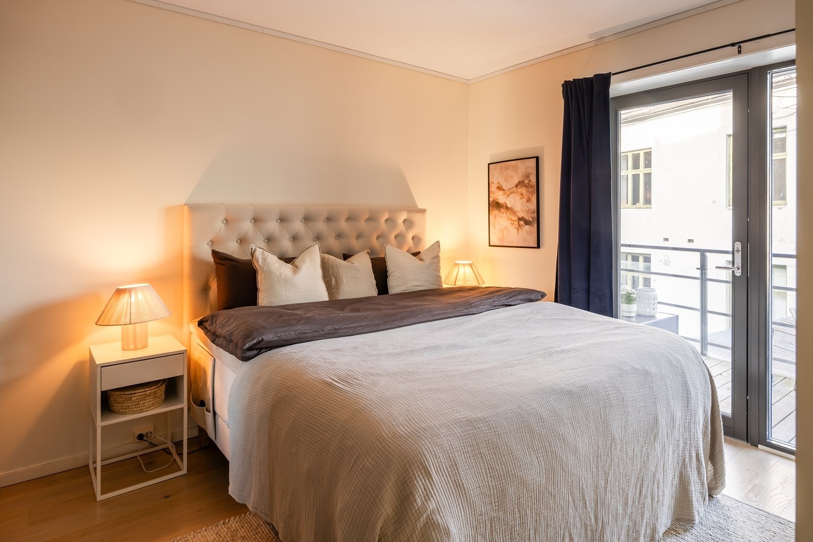 Leiligheten har totalt to soverom, hvorav dette er det største på 12 m². Her har du god plass til dobbeltseng og tilhørende møblement. Galleribilde