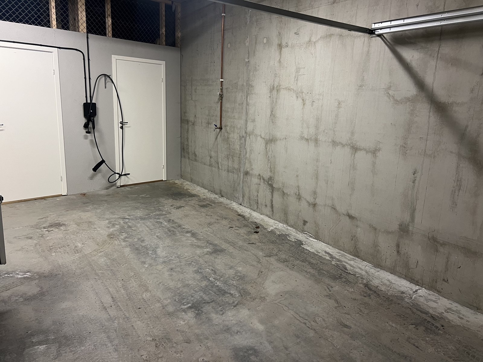 Det følger med én parkeringsplass med elbillader i kjeller. Galleribilde