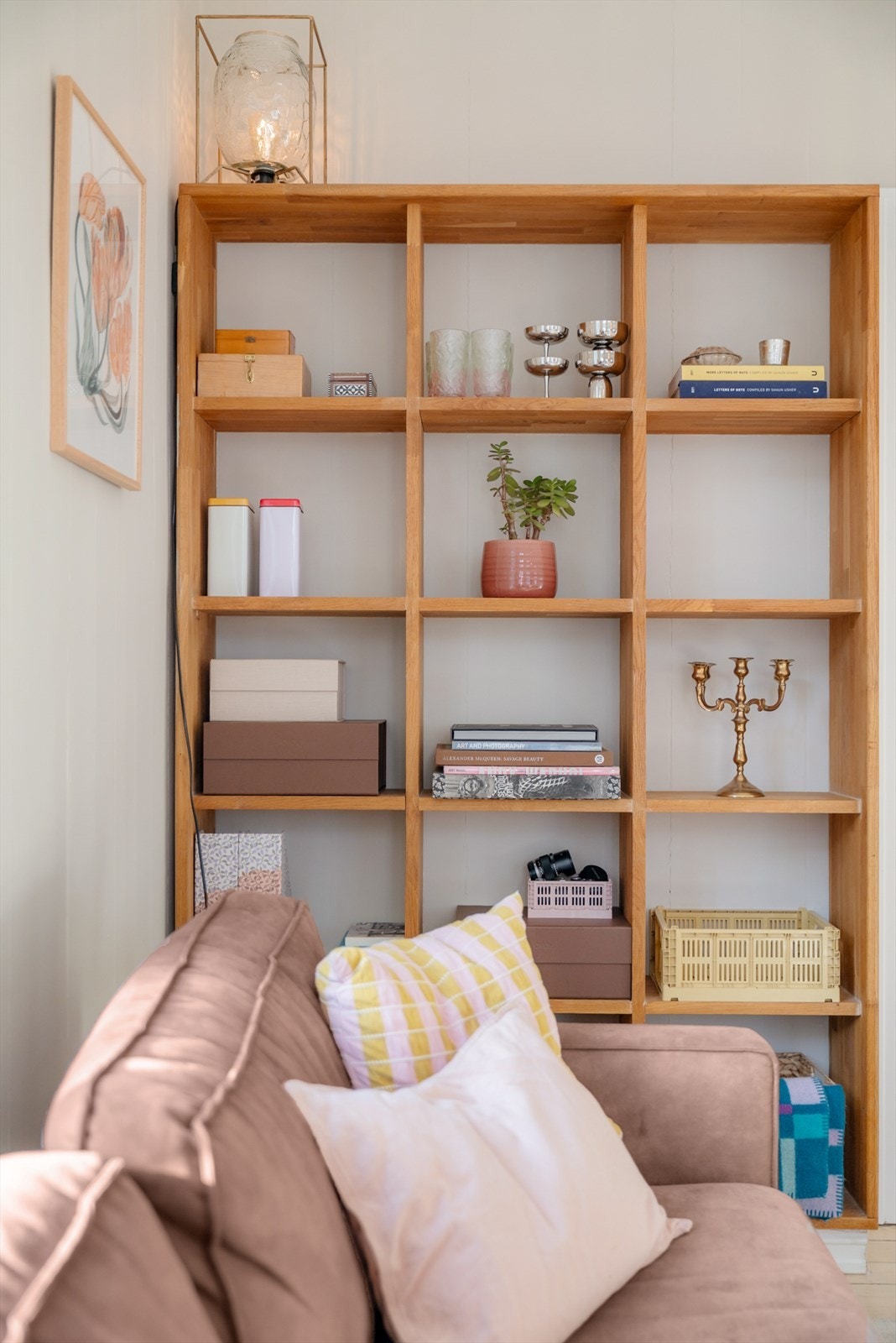 Flere plassbygde hyller gir ekstra oppbevaringsplass. De har også en dekorativ effekt i rommet. Galleribilde