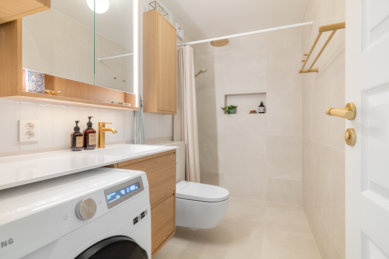 Leilighetens lekre og påkostede baderom vil nok begeistre deg. Rommet ble renovert i 2024. Galleribilde