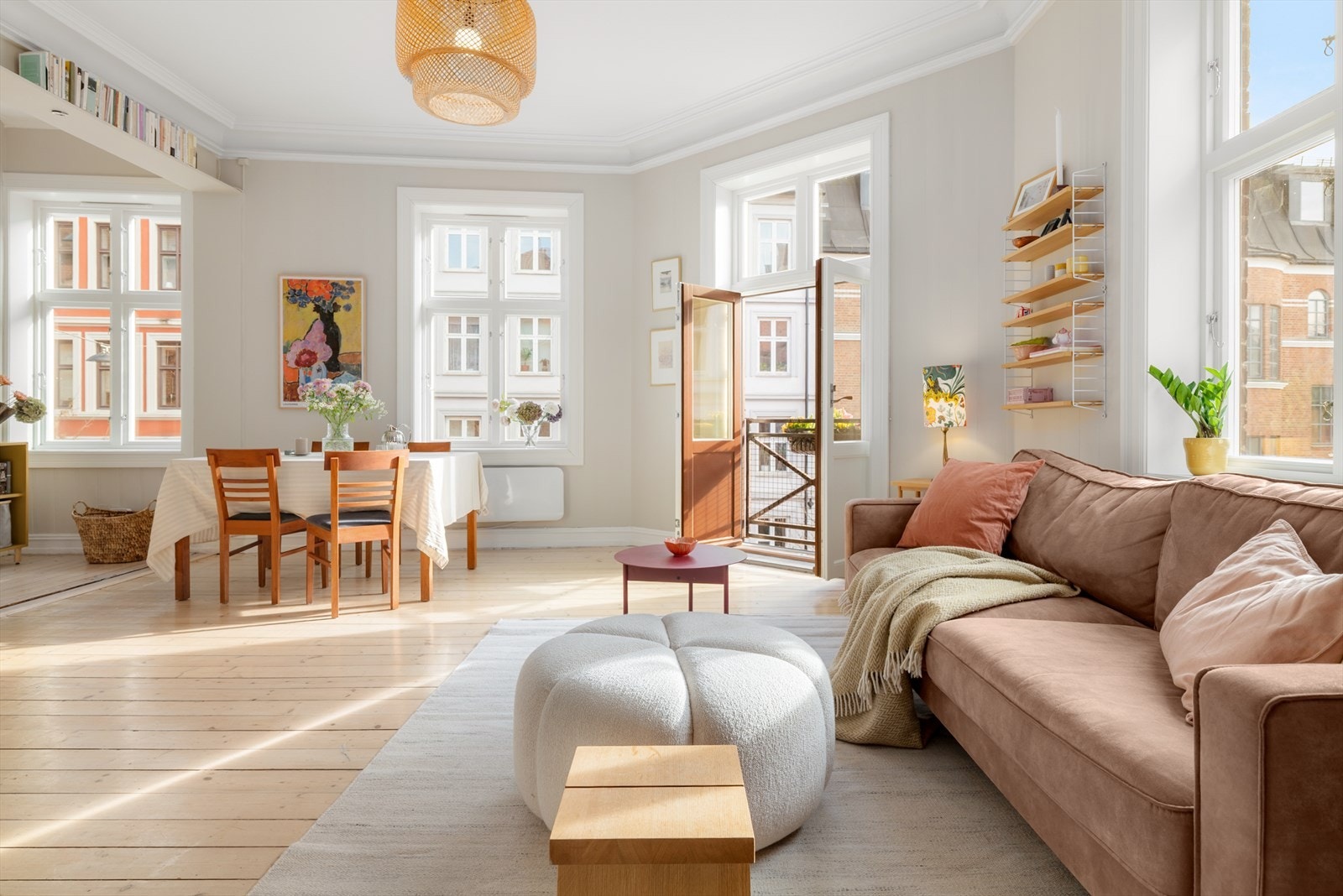 Den gode takhøyden (3,05m) og de store rommene gjør at leiligheten oppleves svært åpen og luftig. Dette er et hjem man kan bo veldig romslig som et par og veldig godt som en familie! Galleribilde