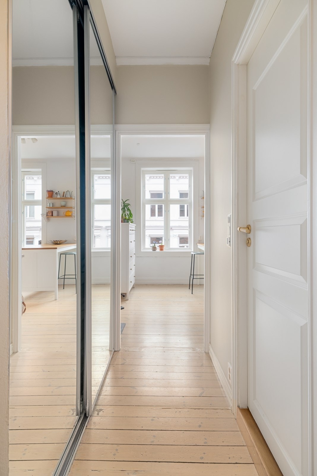 En stor speil-skyvedørsgarderobe tilfredsstiller behovet for oppbevaring. Galleribilde