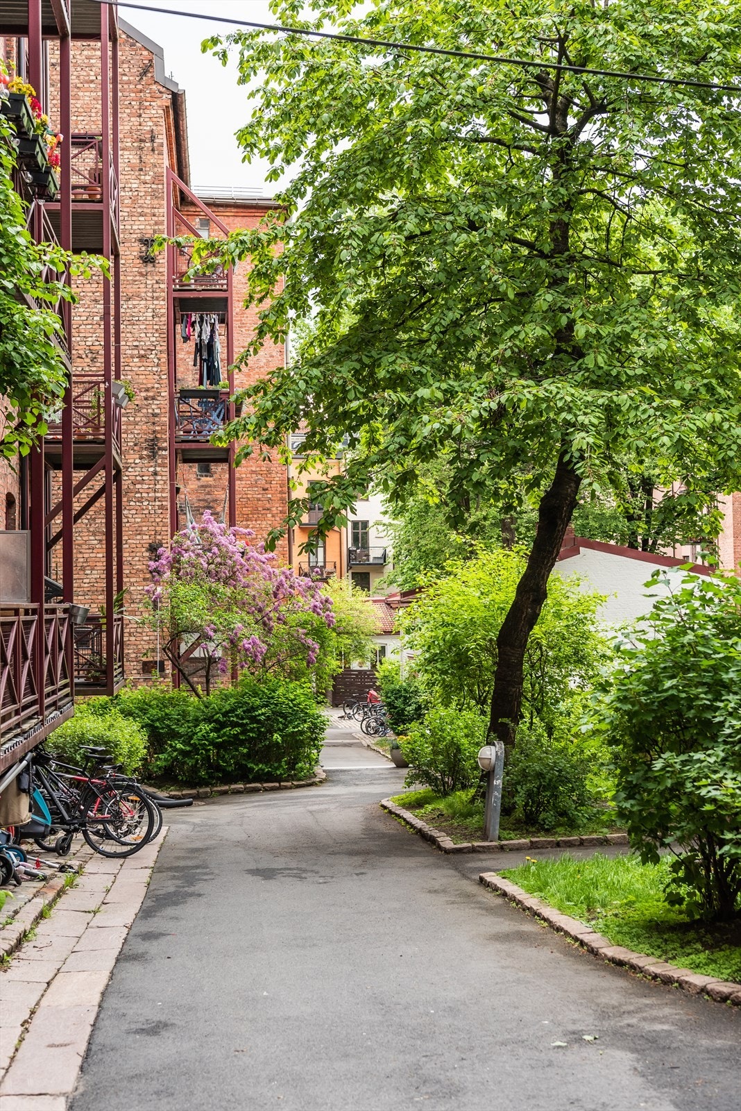 Leiligheten vi nå skal selge ligger i øverste del av bakgården, og på hjørnet i byggets 3.etasje. Galleribilde