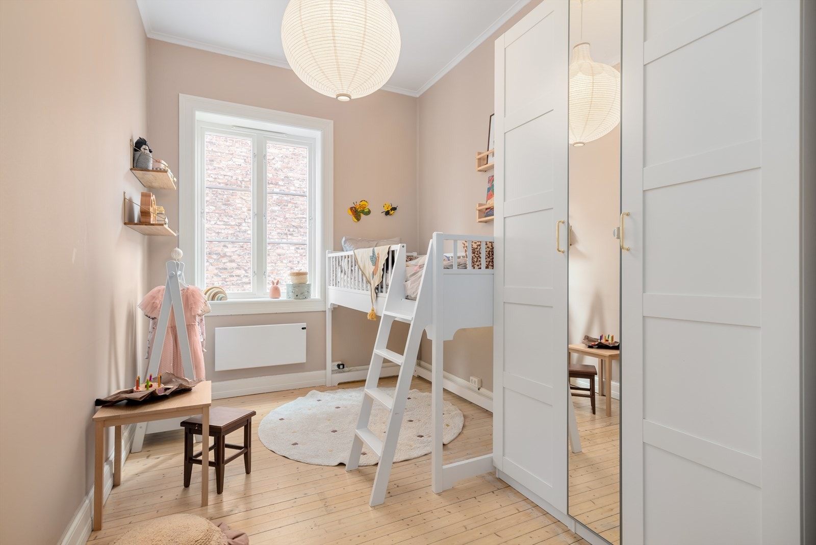 Soverom 2 - Dette er i dag innredet og benyttet som et barnerom. Overflatene er malt i den harmoniske fargen Soft skin fra Jotun. Galleribilde