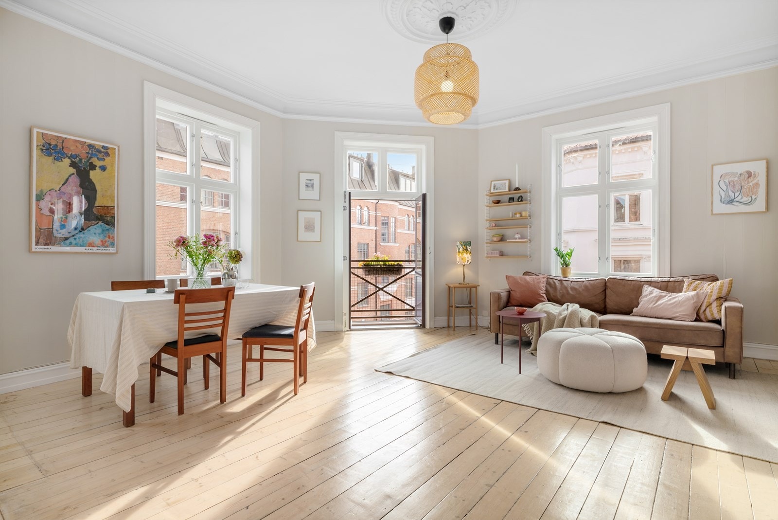 Har du ikke sett lyset før ser du det definitivt i det du beveger deg inn i det store og flotte stuerommet! Mange vinduer på rekke og rad gjør at lyset flommer inn gjennom dagen. Galleribilde