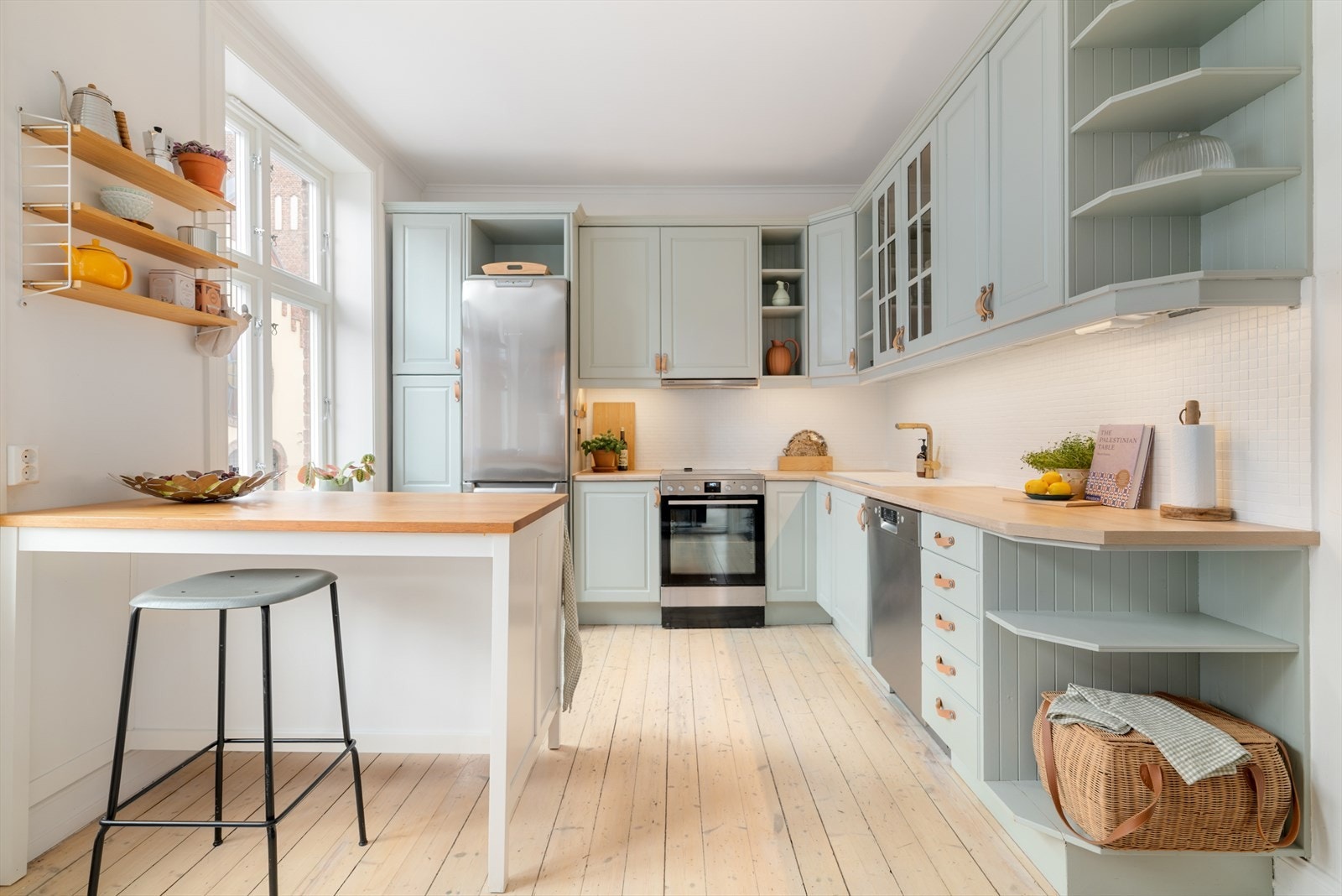 Det store spisekjøkkenet ligger vis à vis stuerommet. Galleribilde