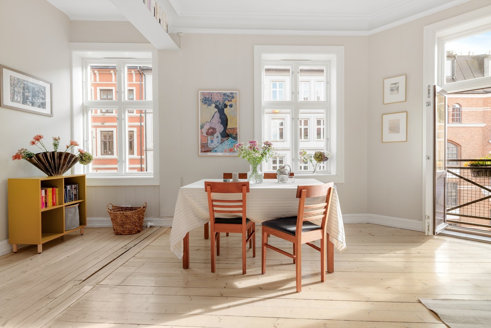 Trenger du et ekstra soverom? I denne leiligheten kan du lage et ekstra soverom i den ene delen av stuen, eller på det store kjøkkenet. Se forslag til alternativ planløsning. Galleribilde