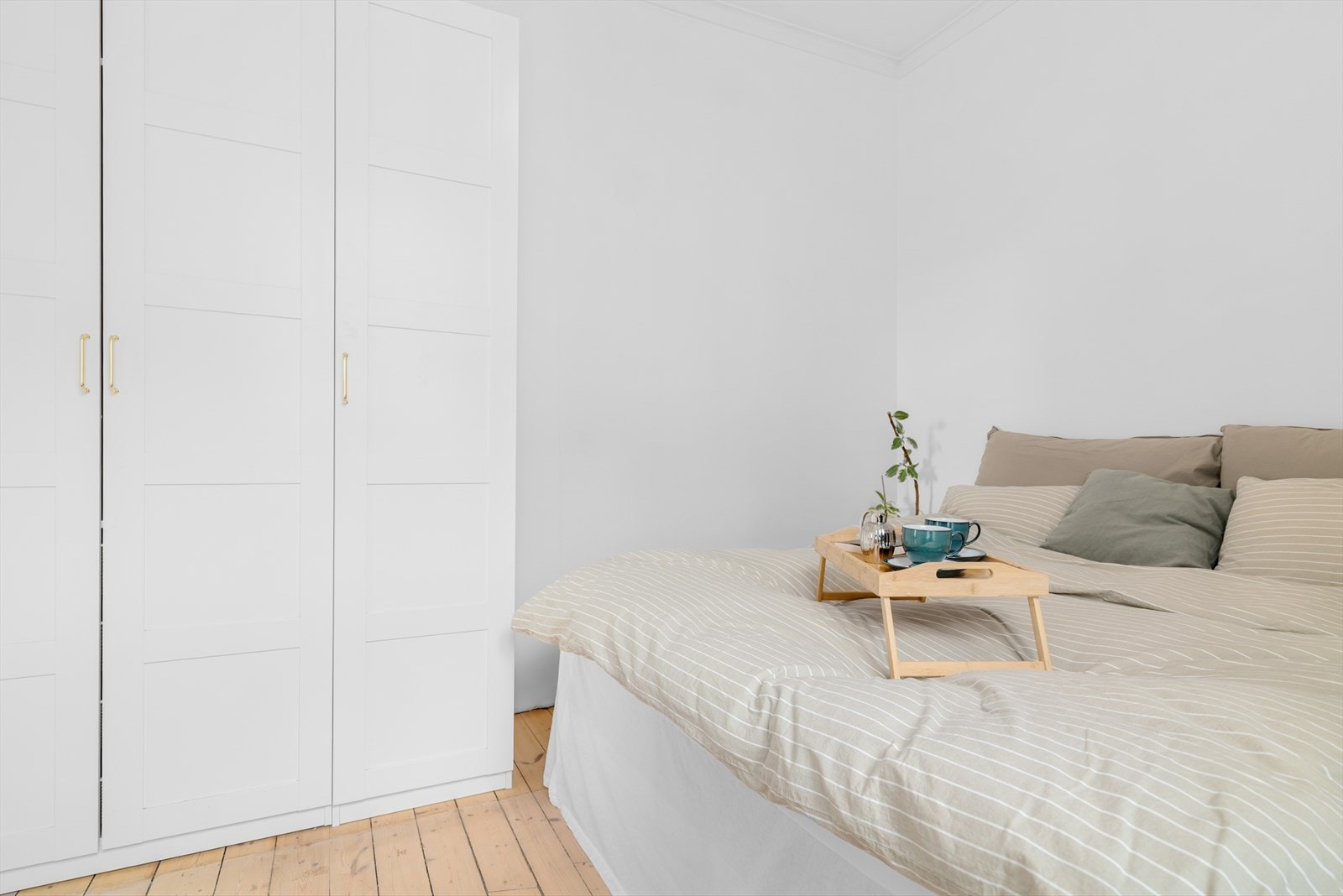 Det er montert flere garderobeskap langs veggen. Galleribilde