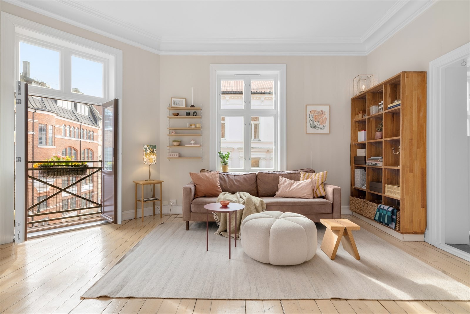 Den store gulvflaten gir deg flere ulike møbleringsmuligheter. Alle vinduer ble skiftet i regi av borettslaget i 2025. Galleribilde