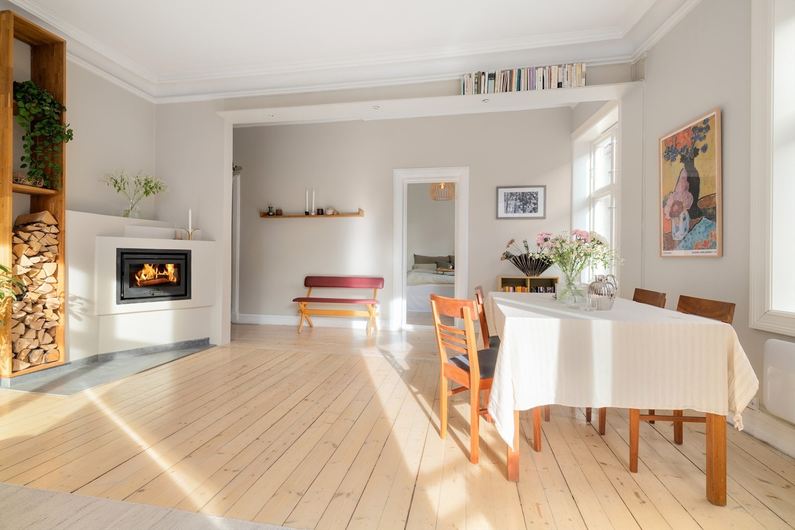 Den lekre peisovnen sørger for rikelig med varme og kos! Det ble utført piperehabilitering i regi av borettslaget med innvendig stålrør i 2005, og feiing i 2021. Galleribilde