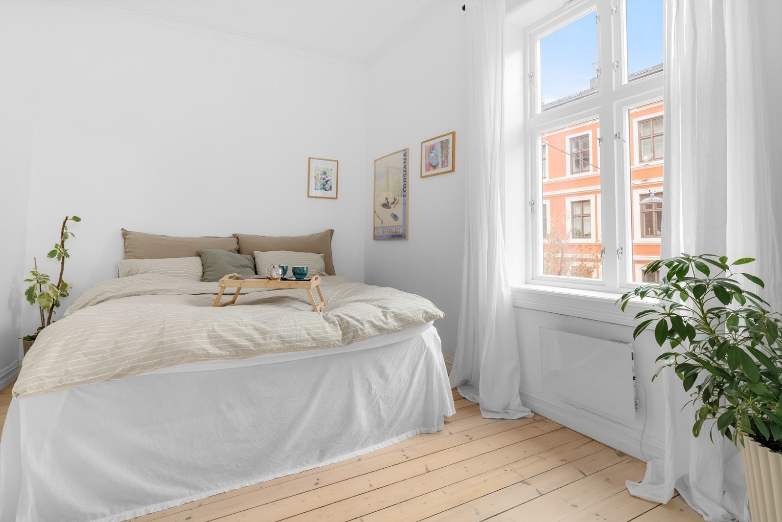 Lett å senke hvilepulsen i disse fine omgivelsene. På hovedsoverommet er det god plass til å sette dobbeltsengen på langs eller på tvers. Galleribilde