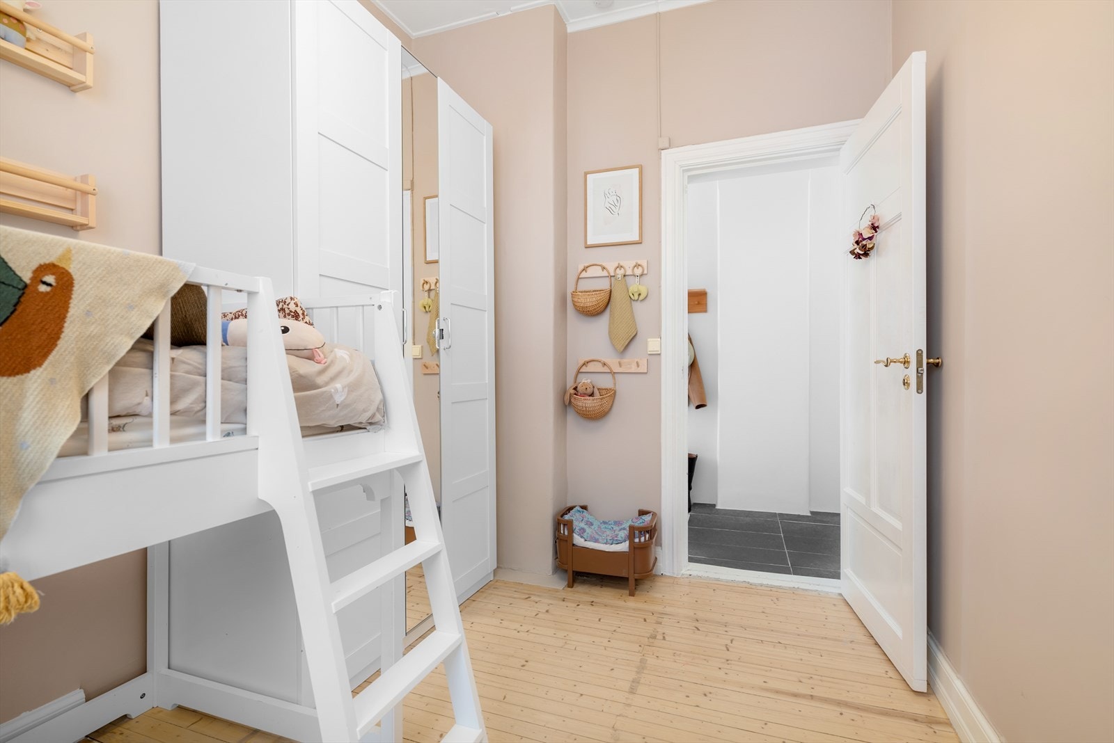 Rikelig med oppbevaringplass i garderobeskap. Galleribilde