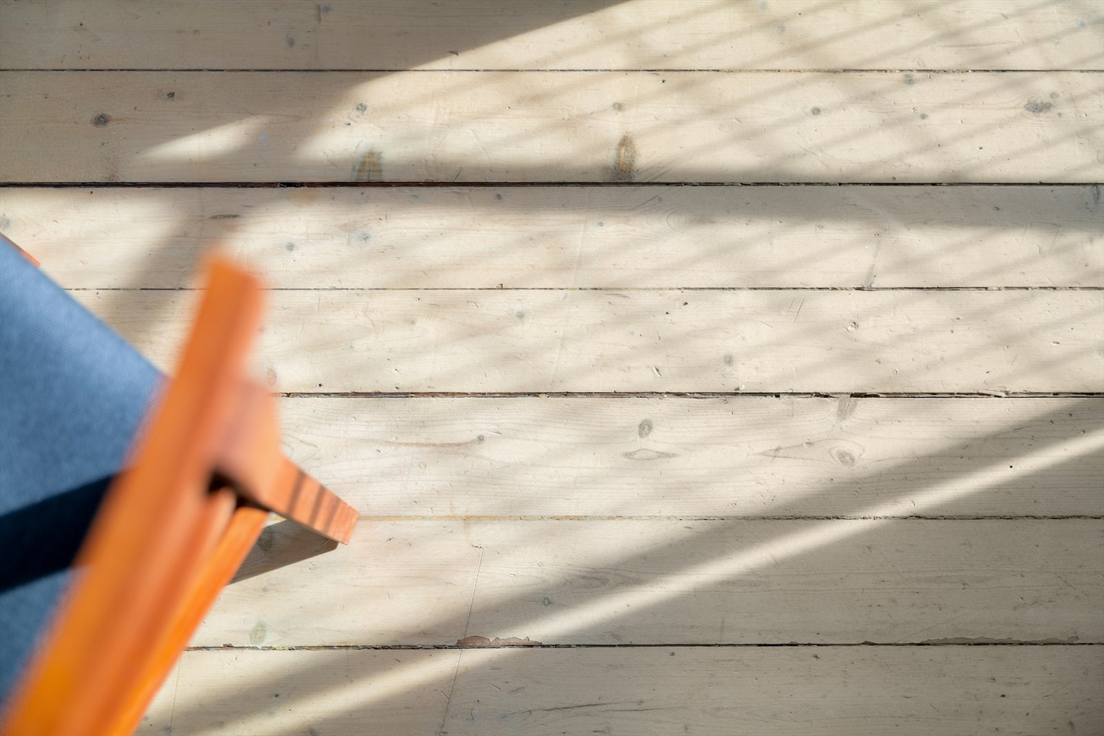 I de sjarmerende, originale tregulvene kan man se historie og levde liv. Galleribilde