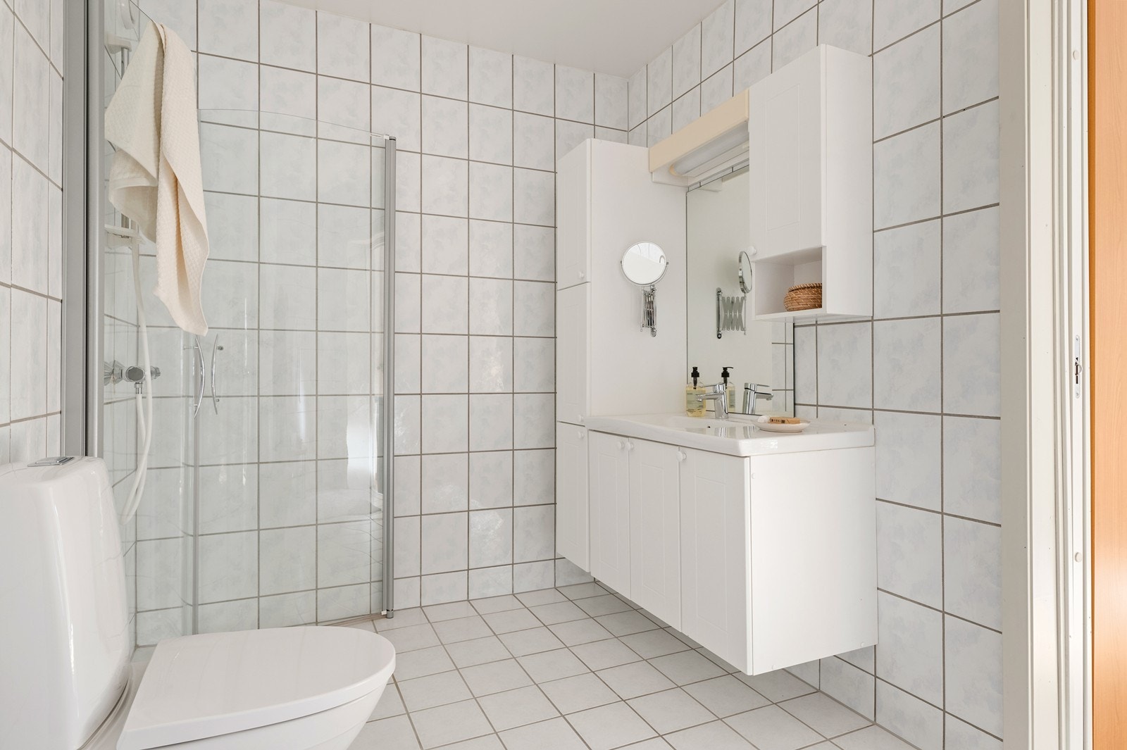 Rommet er innredet med servant og dusjhjørne. Toalett ble skiftet i 2024. Galleribilde