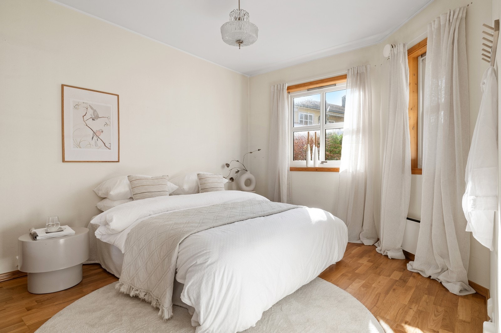 Leiligheten har to soverom. Hovedsoverommet er romslig med parkett på gulvet. Galleribilde