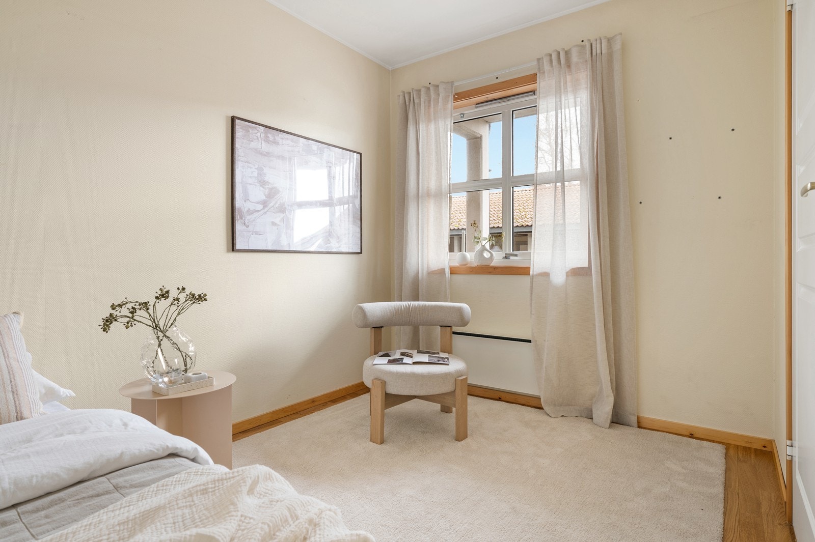 Også her er det malte overflater og vinduer med 2-lags glass fra byggeår. Galleribilde