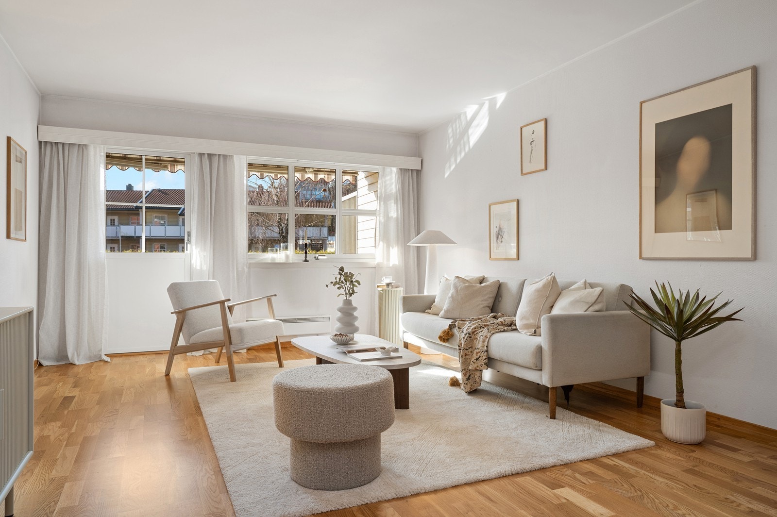 Stuen har store vindusflater som gir godt med lys. Deler av parkettgulvet ble skiftet i 2024. Galleribilde