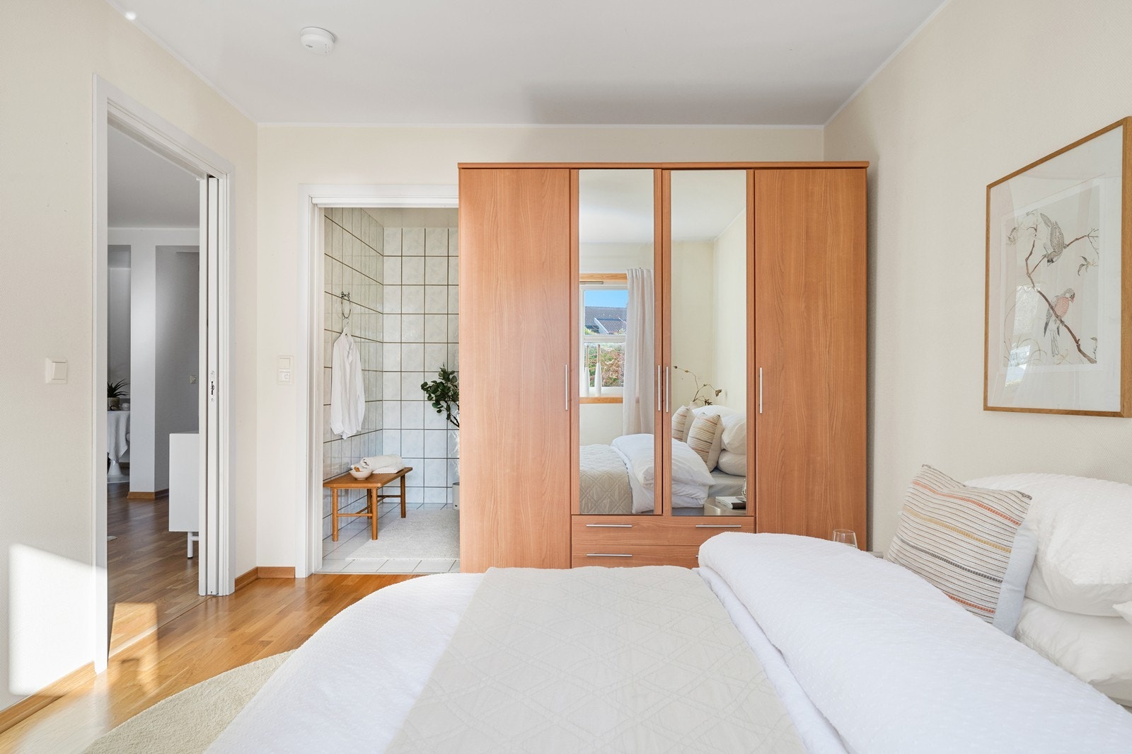 Hovedsoverommet har god plass til garderobeskap og har direkte adkomst til badet. Galleribilde