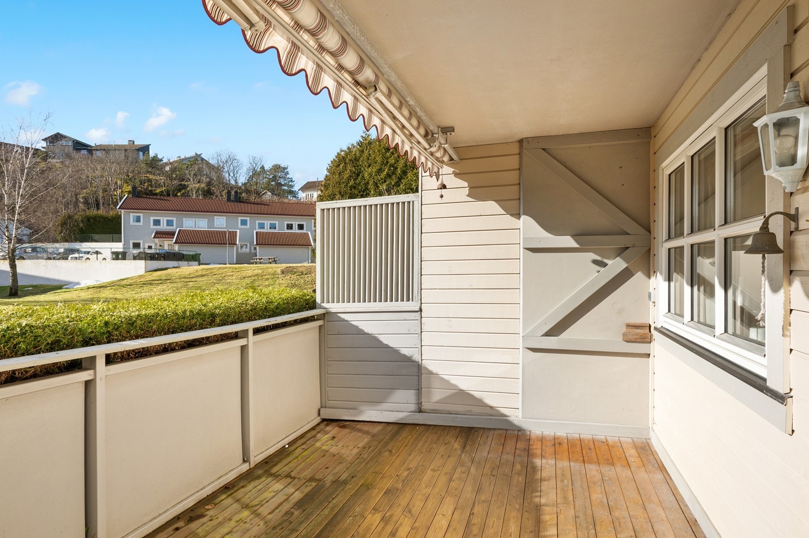 Fra stuen er det utgang til en terrasse på 11 m² som vender ,mot syd/vest Galleribilde