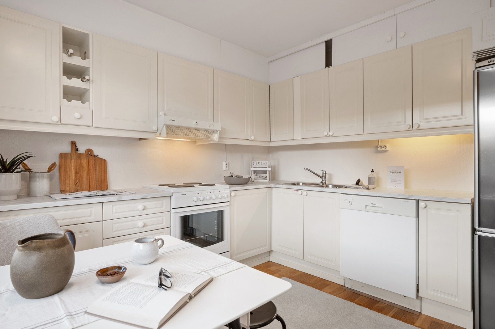 Kjøkkeninnredningen har avsatt plass til oppvaskmaskin, komfyr samt kjøle- og fryseskap, og er utstyrt med kjøkkenventilator med avtrekk ut. Galleribilde