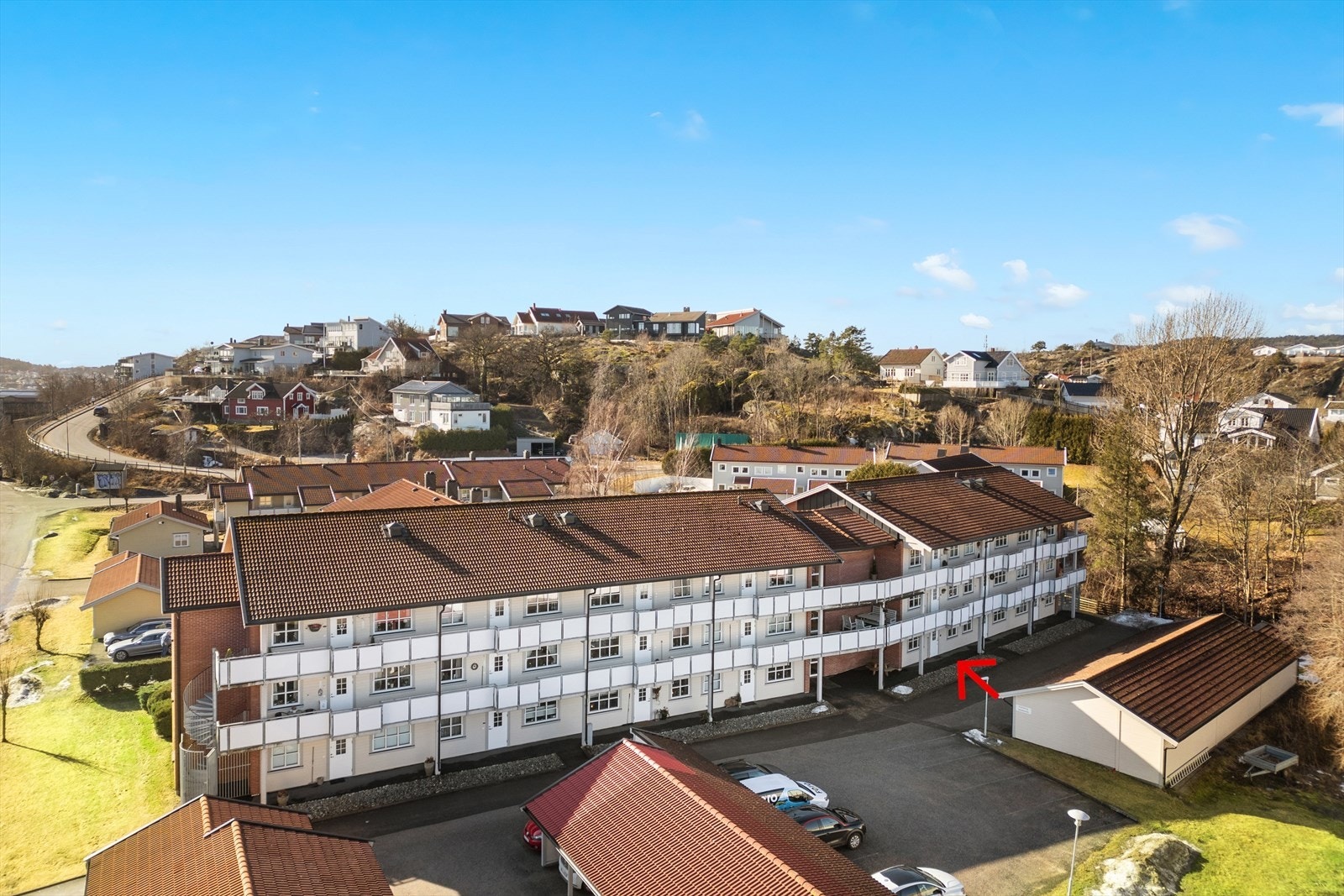 Leiligheten ligger i et boligbygg fra 2002. Parkeringsplass i felles carport medfølger. Galleribilde