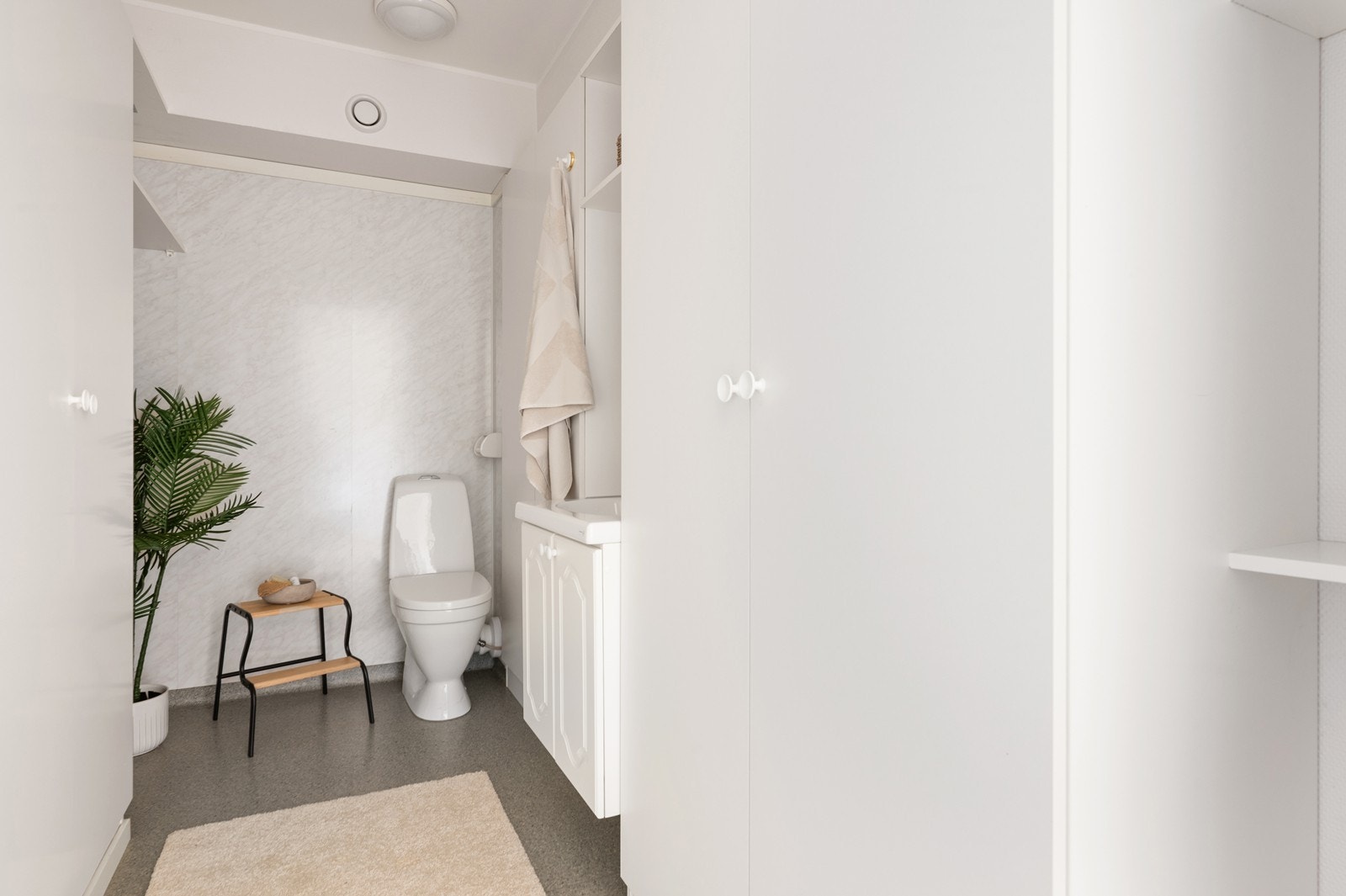 Praktisk, separat vaskerom med oppbevaringsplass i skap, gjestetoalett, servant og opplegg for vaskemaskin. Nytt vinylbelegg på gulv i 2023. Galleribilde