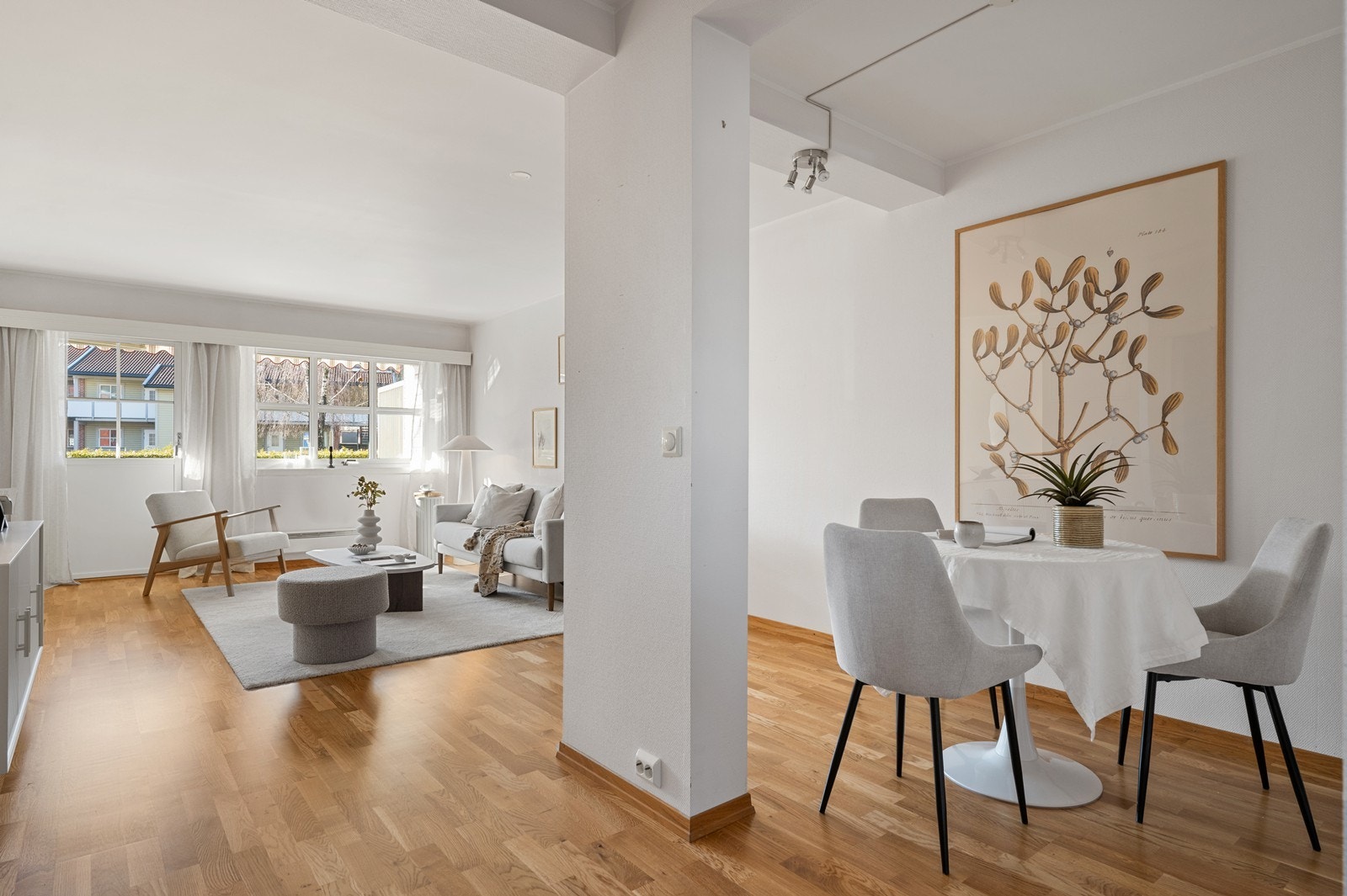 Den åpne løsningen gir en god romfølelse. Det var tidligere et bodrom, der spisebordet står Galleribilde