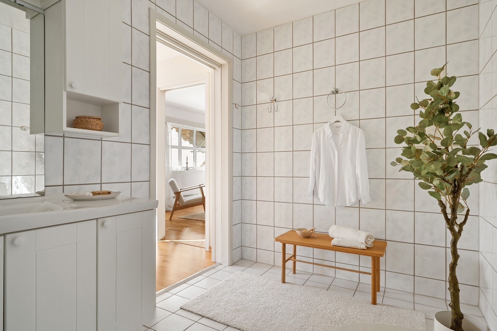 Badet har flislagte overflater på vegger og gulv, med elektriske varme i gulv for økt komfort. Galleribilde