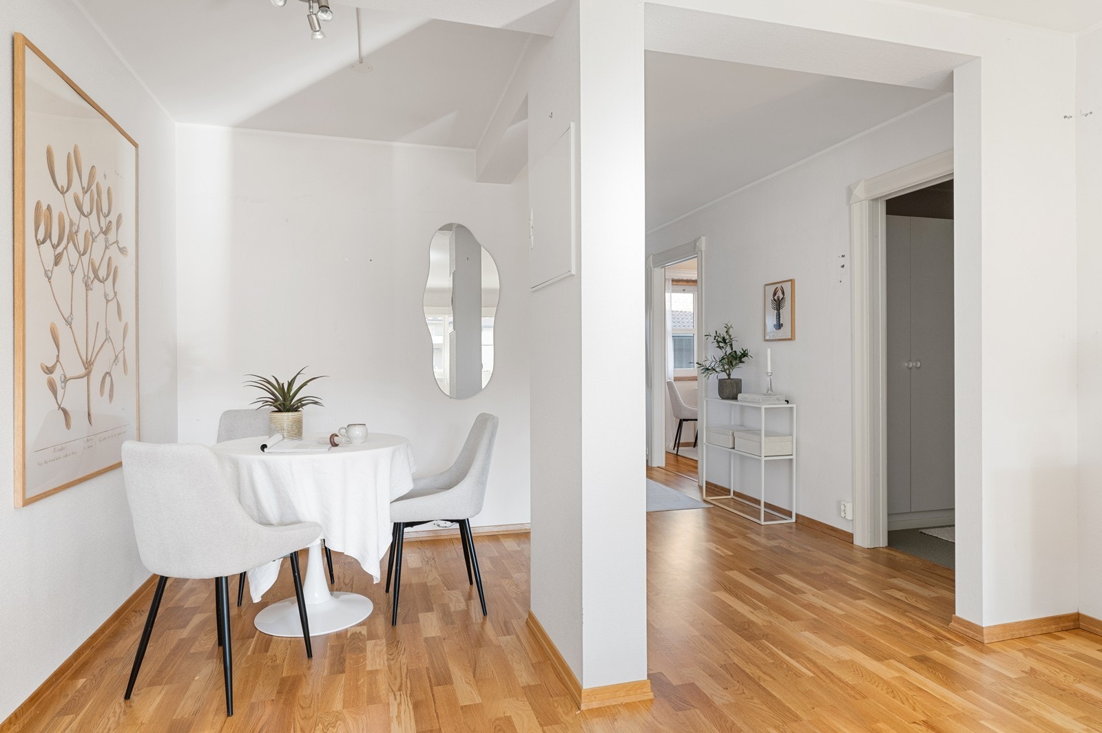 Det var tidligere et bodrom, der spisebordet står Galleribilde