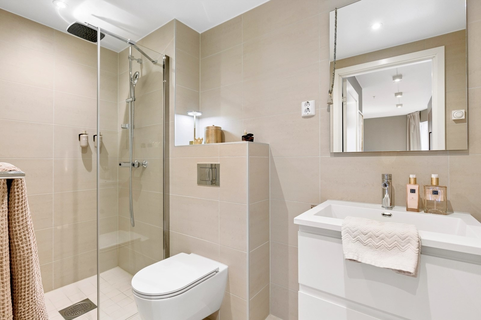 Ensuité bad til hovedsoverommet. Badet er flislagt og er funksjonelt og moderne. Rommet har fliser på vegger og gulv, samt malte takflater med innfelte downlights som gir behagelig belysning. Gulvet er utstyrt med elektriske varmekabler. Galleribilde