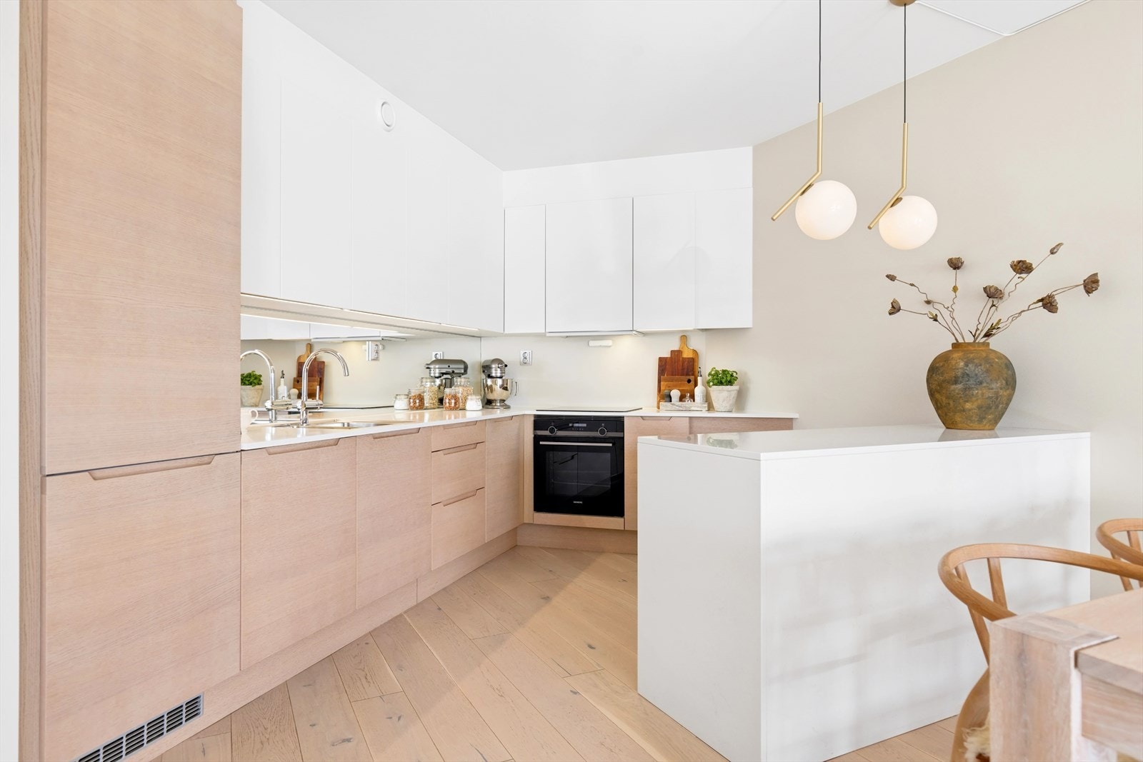 Kjøkkenet har en moderne innredning med glatte fronter og laminatbenkeplate. Her får du gode arbeidsflater og en funksjonell løsning som passer både til hverdagsbruk og når du har gjester. Galleribilde