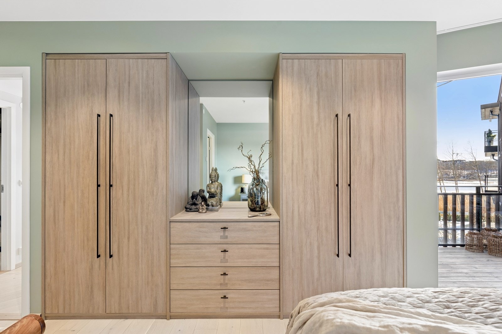 Plassbygget og optimalisert garderobeløsning i nisje, i tillegg til walk-in garderobe. Garderoben er fra Rival. Galleribilde