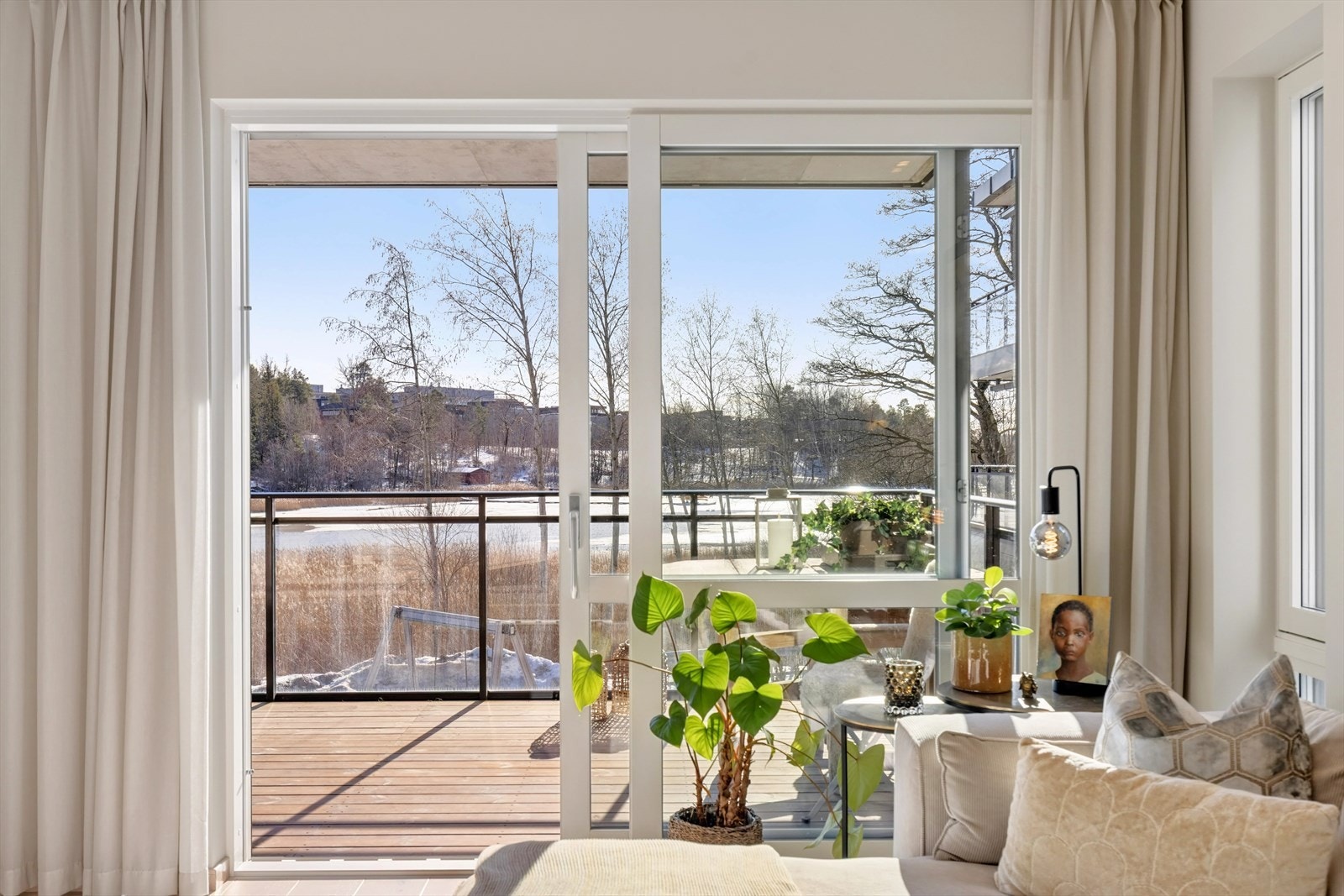 Anders Jørstad presenterer påkostet og eksklusiv selveierleilighet fra 2020, idyllisk beliggende i første rekke ved Holtekilen med flott fjordutsikt. Galleribilde