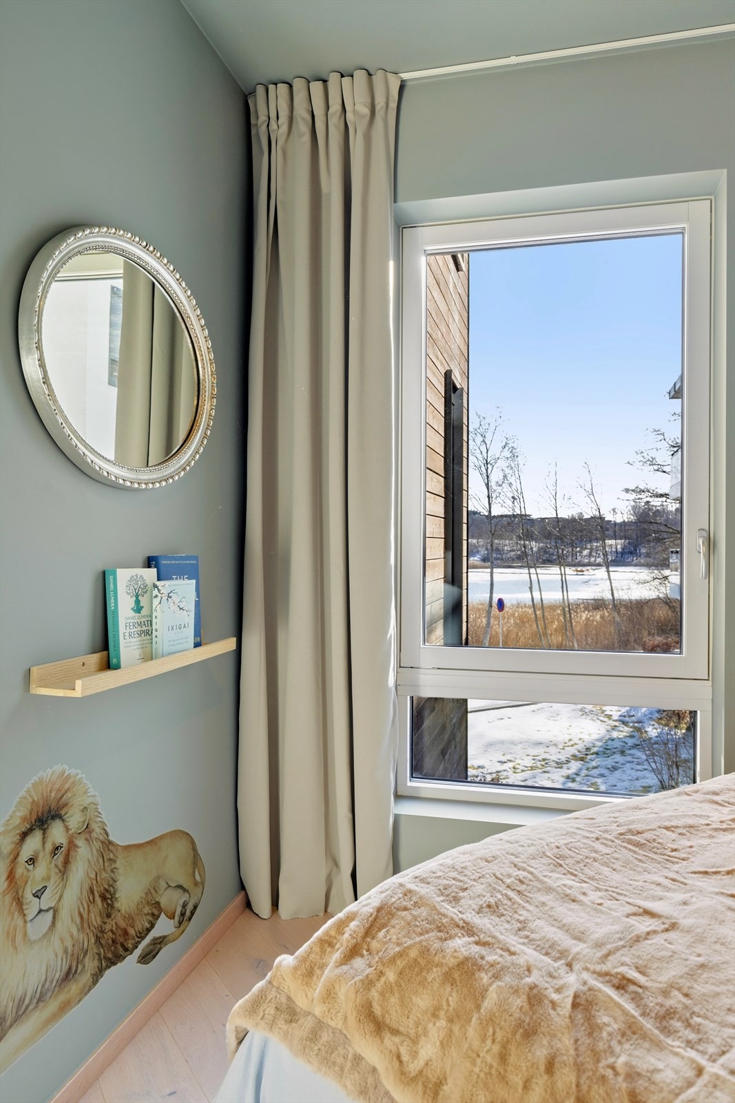 Pent utsyn fra soverom nr 2 til Holtekilen rett utenfor vinduet. Galleribilde