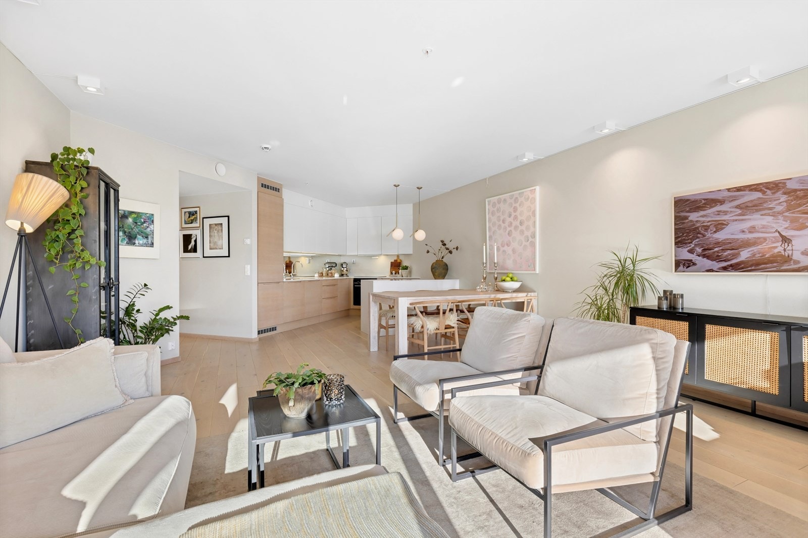 Moderne bygg fra 2020 med moderne kvaliteter. Vannbåren varme i gulv (inkludert i felleskostnadene som A-konto), balansert ventilasjon og heis mellom etasjene. Galleribilde