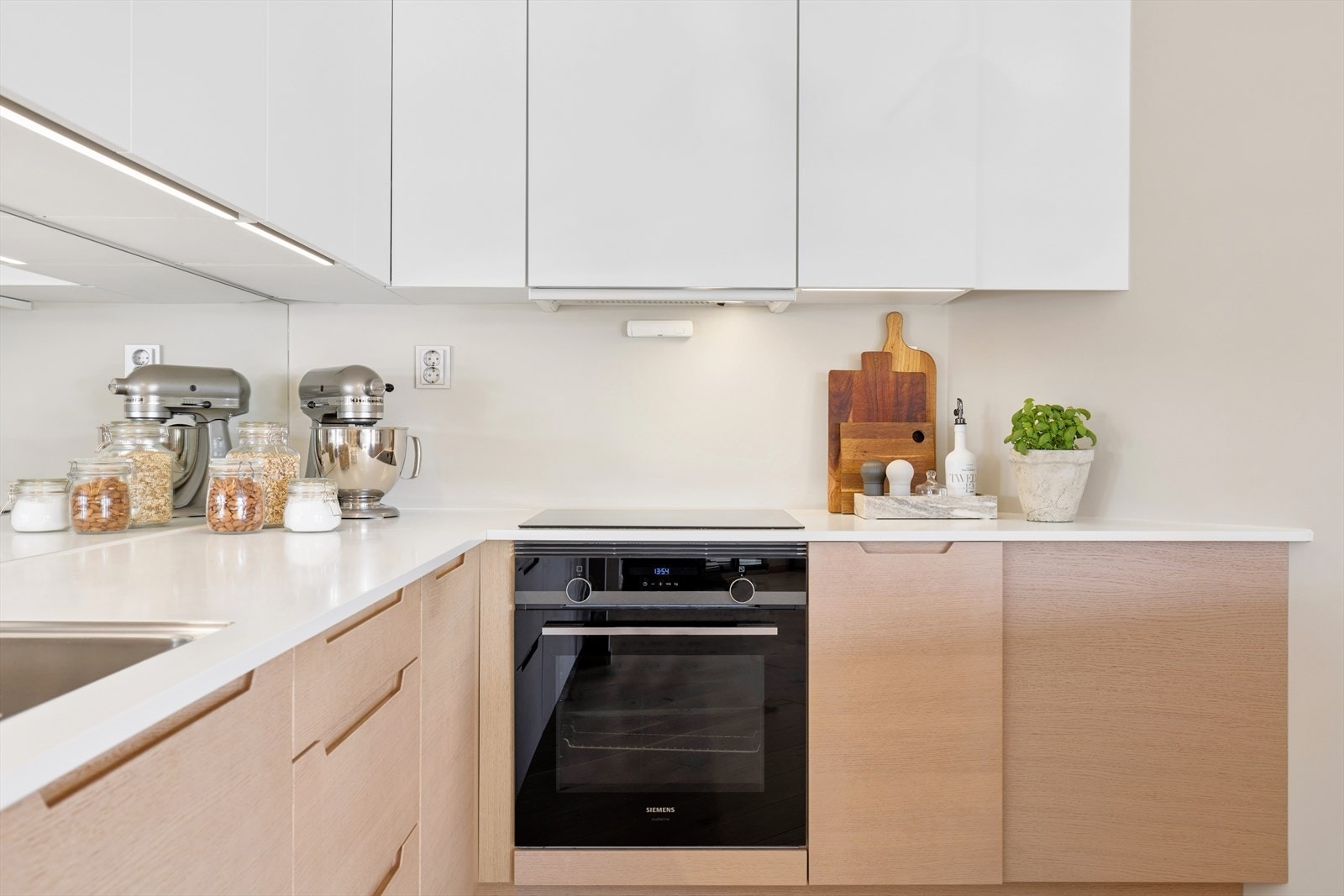 Kjøkkenet er utstyrt med integrerte hvitevarer, inkludert kjøl/fryseskap, oppvaskmaskin, platetopp og stekeovn. Galleribilde