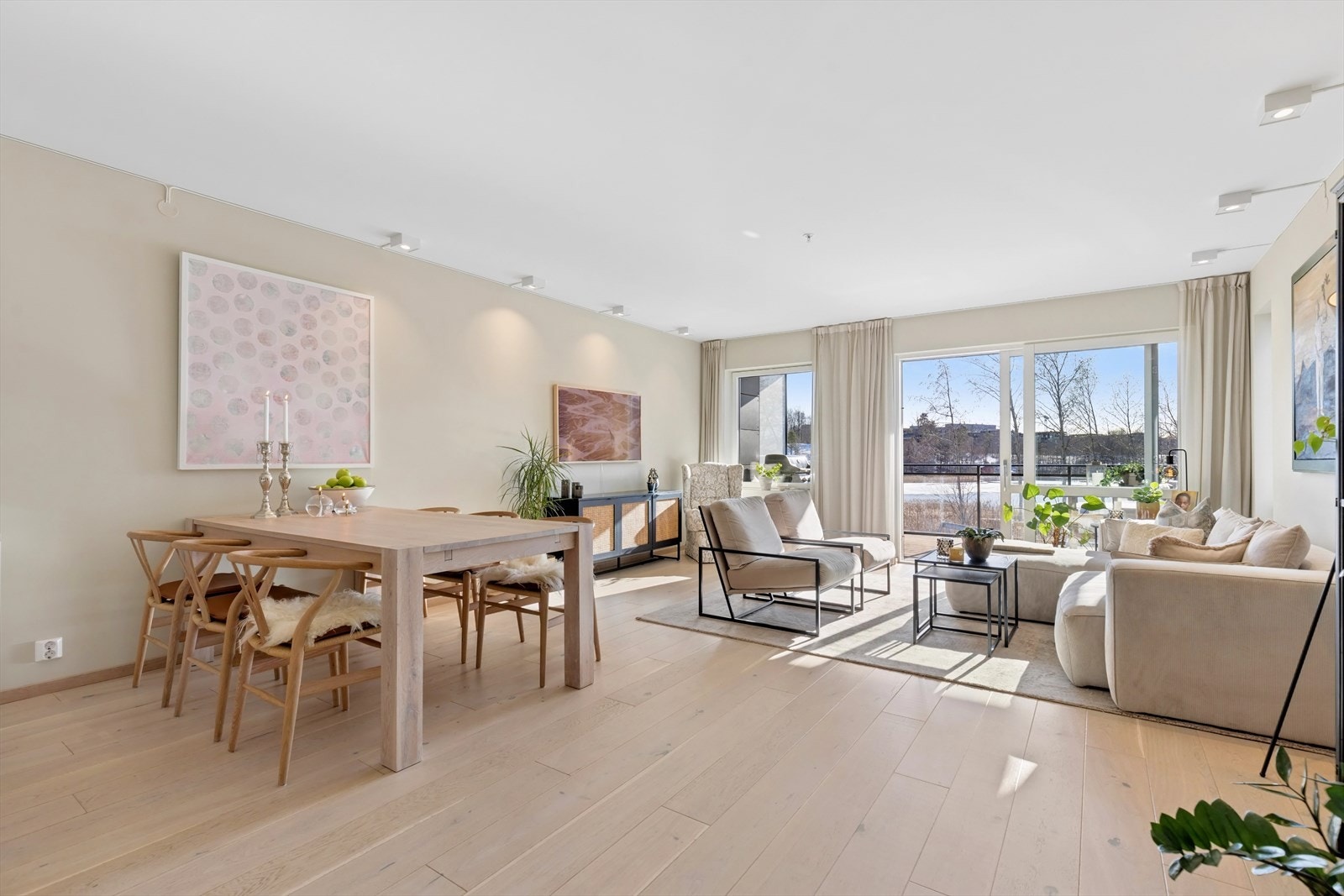 Leiligheten byr på en lys og luftig stue med et stilrent og påkostet uttrykk. Store vindusflater slipper rikelig med naturlig lys inn i rommet og skaper en åpen og innbydende atmosfære. Galleribilde