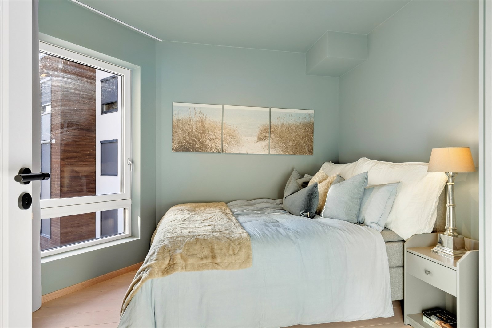 Soverom nr 2. God plass til bred seng. Perfekt som barne/gjesterom eller kontor. Galleribilde