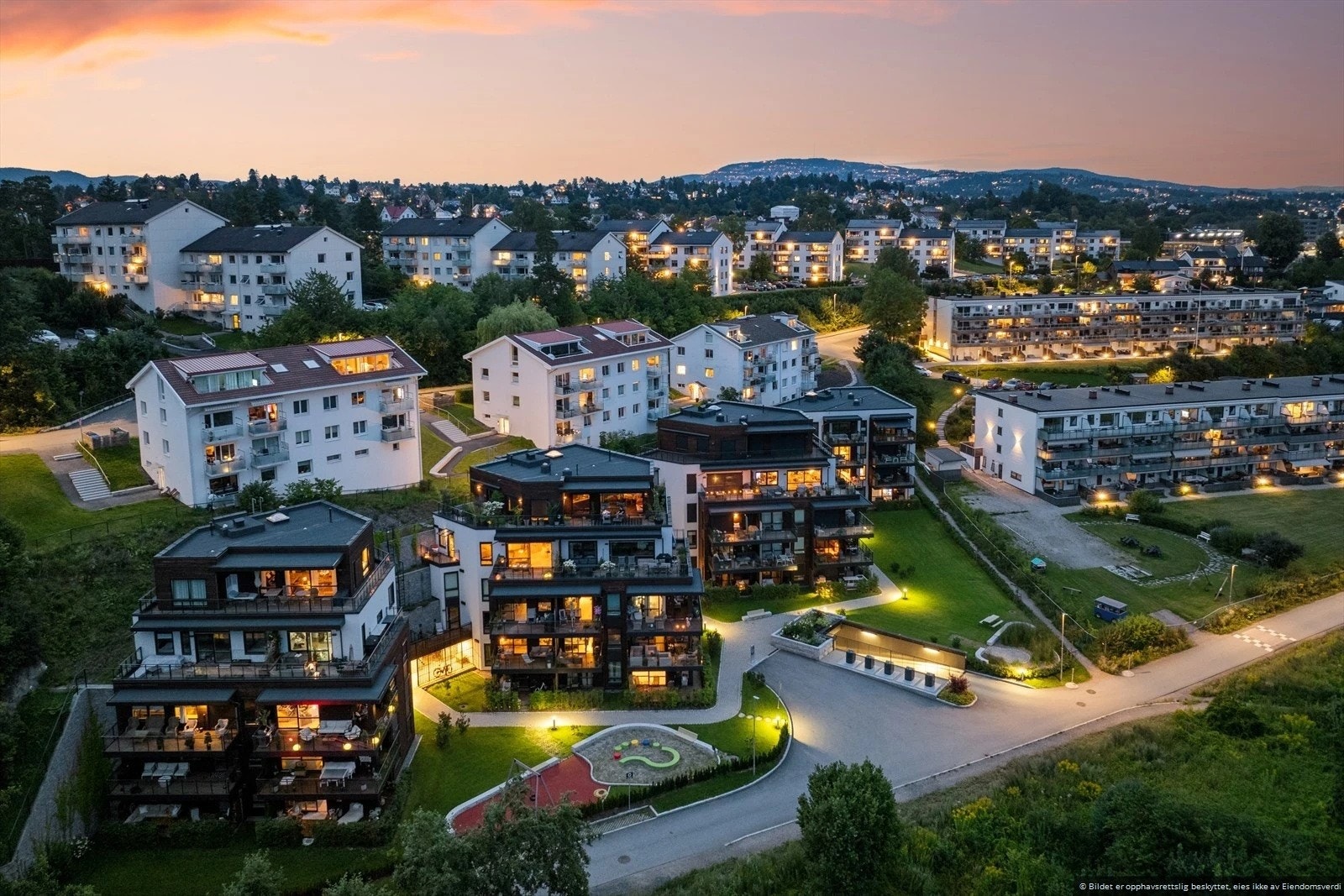 Fantastisk stemning om kvelden! Flotte og moderne fasader i første rekke ved Holtekilen. Populært sameie med høy trivsel! Galleribilde